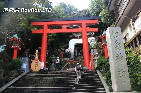 日本神社鮮紅色的開字門